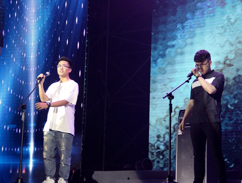 张思源与李文超演唱Universe