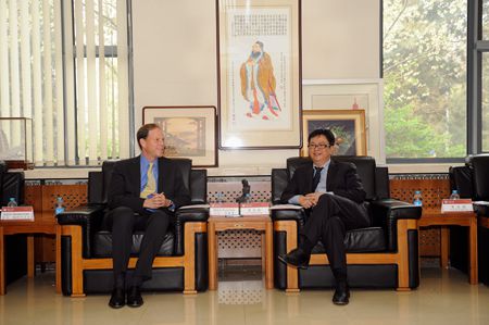 李岩松副校长与马克?苏斯曼博士亲切交谈