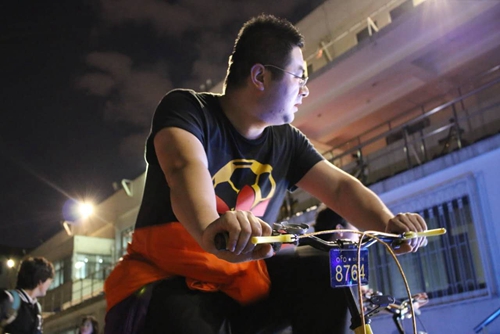 参与者一边卖力蹬车一边紧张地盯着LOGO