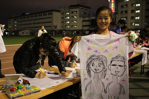 同学和小朋友们在展示各自的涂鸦作品1