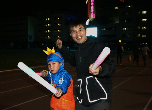 家长和孩子戴着荧光饰品