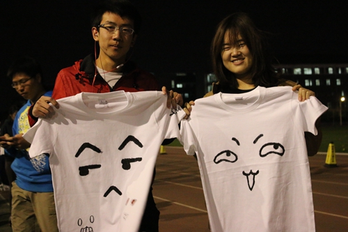 同学和小朋友们在展示各自的涂鸦作品