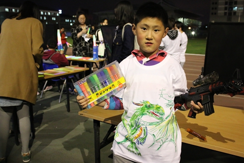 同学和小朋友们在展示各自的涂鸦作品2