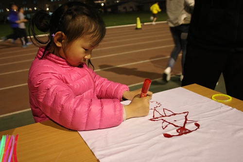 小朋友在细心涂鸦