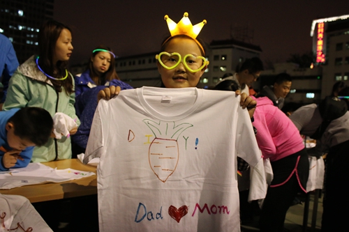 同学和小朋友们在展示各自的涂鸦作品4