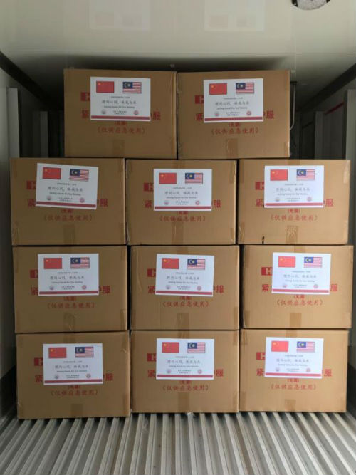 装车后准备发往广州的医疗物资 (高玉洁 摄)