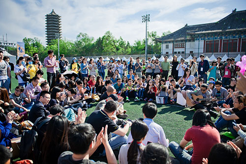 围坐草坪,一起唱老歌