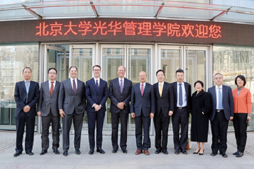 北京大学校长王恩哥、劳伦斯?芬克先生、光华管理学院院长蔡洪滨等合影