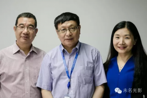 采访结束后,田军、苏丹与张益唐合影留念