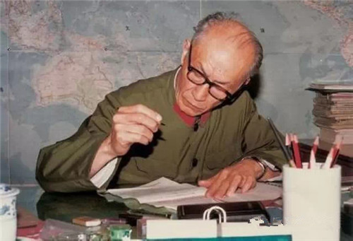 朱光亚(1924.12.25~2011.2.26),汉族,湖北武汉人,中国核科学事业的主要开拓者之一,吉林大学物理学创始人之一,