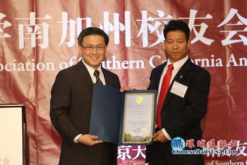 江俊辉为北大校友会理事长刘玉发颁发贺状