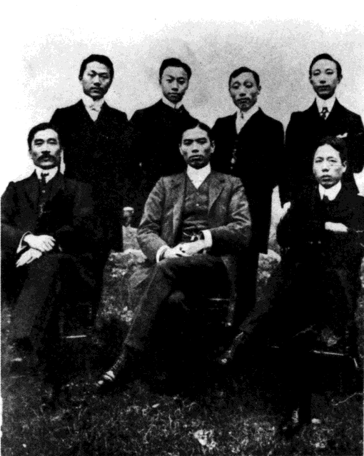 1907年中国化学会欧洲支会在法国巴黎成立时发起人合影,前排右一为俞同奎