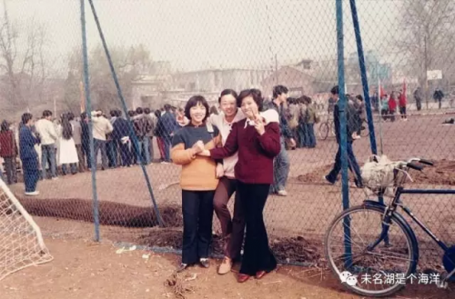 张世秋(右一)、彭艳(左一)