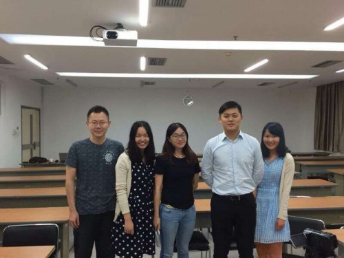 季圣智(右二)与采访者合影