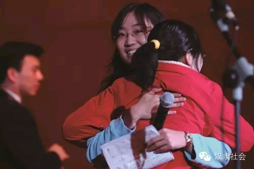 捐献者穆颖和患者晓敏在移植完成一年后,第一次见面