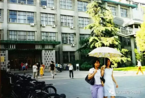 (入校第一天拉去图书馆,新馆旧馆连在一起,花了一些时间才摸清楚,但是第二天就找到了武侠小说借读区。)